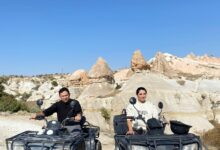 Kapadokya ATV Turu: Renkli bir gün batımında ATV sürüşü yaparken, peri bacaları arasında eşsiz manzaraların keyfini çıkarın. Adrenalin dolu bir macera için Kapadokya'nın muhteşem vadilerinde ATV turu yaparken, doğanın güzelliklerini keşfedin. Kapadokya'nın eşsiz coğrafyasında yapılan ATV turlarıyla unutulmaz bir deneyim yaşayın