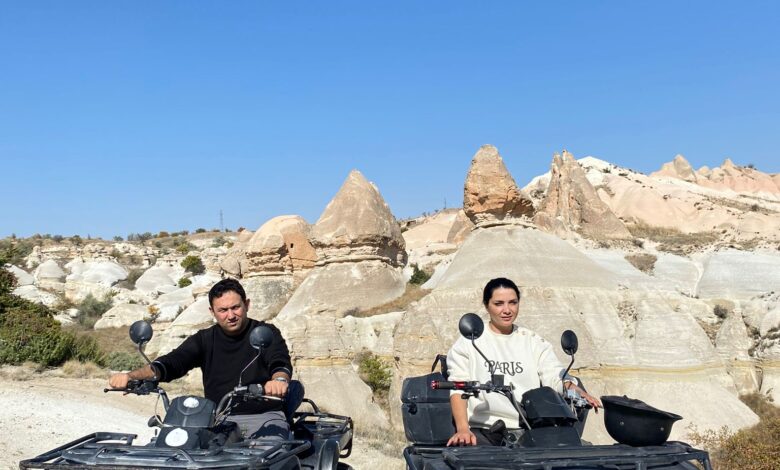 Kapadokya ATV Turu: Renkli bir gün batımında ATV sürüşü yaparken, peri bacaları arasında eşsiz manzaraların keyfini çıkarın. Adrenalin dolu bir macera için Kapadokya'nın muhteşem vadilerinde ATV turu yaparken, doğanın güzelliklerini keşfedin. Kapadokya'nın eşsiz coğrafyasında yapılan ATV turlarıyla unutulmaz bir deneyim yaşayın